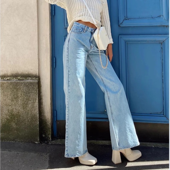 Princess Polly flare leg light wash jeans 2 - Picture 2 of 11